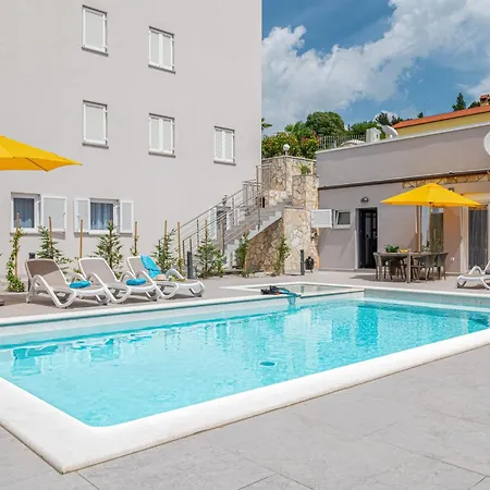 Holiday home Quadro In Mit Beheizbarem Pool