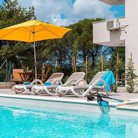 Quadro In Mit Beheizbarem Pool Holiday home *